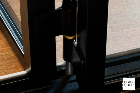 Pivot de fermeture de verri&egrave;re accord&eacute;on