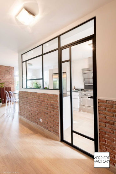 Porte verrière mondrian séparant la cuisine du couloir.